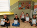 Gupa dzieci trzymająca pamiątkowe dyplomy