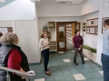 delegacja jest oprowadzana po bibliotece przez dyrekcję
