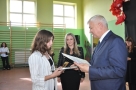 Burmistrz wręcza statuetkę i akt nadania stypendium