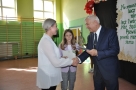 Burmistrz wręcza statuetkę i akt nadania stypendium