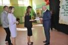 Burmistrz wręcza statuetkę i akt nadania stypendium