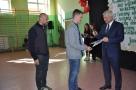 Burmistrz wręcza statuetkę i akt nadania stypendium
