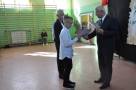 Burmistrz wręcza statuetkę i akt nadania stypendium