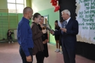 Burmistrz wręcza statuetkę i akt nadania stypendium