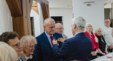 Mężczyzna przypina odnazczenie