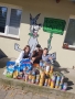 Troje dzieci przy produktach zebranych podczas koncertu