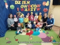 zdjecie grupowe przy dekoracji z napisem Dzień owoców i warzyw