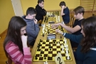 Przy trzech szachownicach gra sześcioro zawodników.