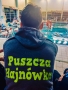 chlopiec z napisem na bluzie Puszcza Hajnówka patrzyna tor pływacki