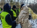 chłopcy znalezienie w lesie zima sa okrywani folią termiczną przez policjantów