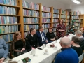 uczestnicy spotkania w bibilotece usadzeni za stołem