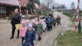 dzieci spacerują po wiosce Św. Mikołaja