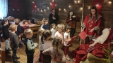 Dzieci czekają w koljece do Źw. Mikołaja