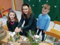 dzieci z mamą prezentują ozdoby świąteczne
