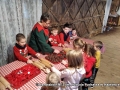 dzieci z instruktorka przygotowqują pierniczki