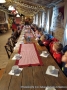 Dzieci przy długim stole