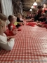 Dzieci przy stole szykują pierniczki