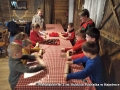 Dzieci przy stole szykują pierniczki