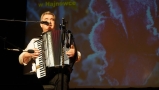 występ pana z akordeonem