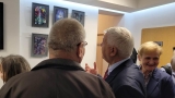 zebrani goście oglądają wystawę