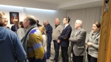 zebrani goście oglądają wystawę
