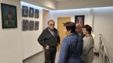 zebrani goście oglądają wystawę