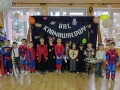 grupa przedszkolna w przebraniach karnawałowych