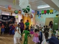 dzieci w przebraniach karnawałowych podczas zabawy