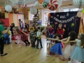 dzieci w przebraniach karnawałowych podczas zabawy