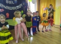 dzieci w przebraniach karnawałowych podczas zabawy