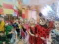 dzieci w przebraniach karnawałowych podczas zabawy