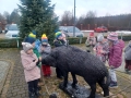 Dzieci podczas spaceru po terenie Nadleśnictwa, oglądają model dzika.