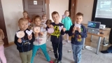 dzieci prezentują wykonane prace plastyczne