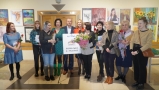 grupa osób pozuje do zdjecia. 