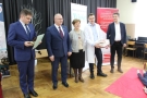 Przedstawiciel Uniwersytetu Przyrodniczo - Humanistycznego odbiera nagrodę - obok niej do zdjęcia pozują Starosta Hajnowski, Zastępca Burmistrza Miasta, Naczelnik Wydziału Spraw Społecznych i Zastępca Dyrektora II Liceum