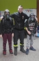 instruktor z dwoma osobami w maskach do przeciwgazowych