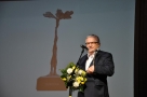 Mężczyzna przy mikrofonie