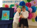 Dziecko prezentuje swoją pracę