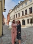 Dwie dziewczyny pozują na ulicy przy budynkach
