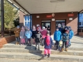 Zdjęcie grupowe przed szkołą