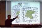 mężczyzna wskazuje mapę