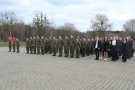  Uczniowie Oddziału Przygotowania Wojskowego stoją w szeregu ze sztandarem