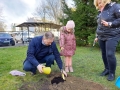 dzieci z babciami i dziadkami podczas sadzenia i podlewania roślin