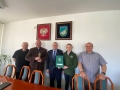 zdjęcie grupowe Burmistrza z przedstawicielami fundacji