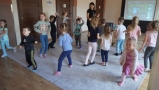 Dzieci biorą udział w zajęciach ruchowych.