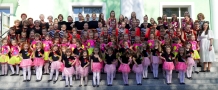  Grupa Mażoretak stojąca na schodach