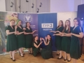dziewczeta przy banerze TVP3 Olsztyn