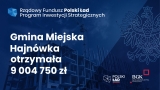 Grafika, na granatowym tle białe napisy Gmina Miejska Hajnowka otrzymała 9 004 750 zł, logotypy instytucji finansującej