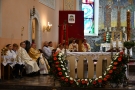 duchowni zgromadzeni wokół ołtarza 