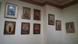 ikony zawieszone na ścianie